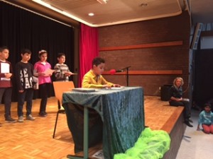 Ayoub beim Lesevortrag während der Siegerehrung beim schulinternen Lesewettbewerb.