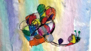 Von einem Kind mit Wachsmalstiften und Aquarellfarben gemaltes Bild mit vielen Farben.