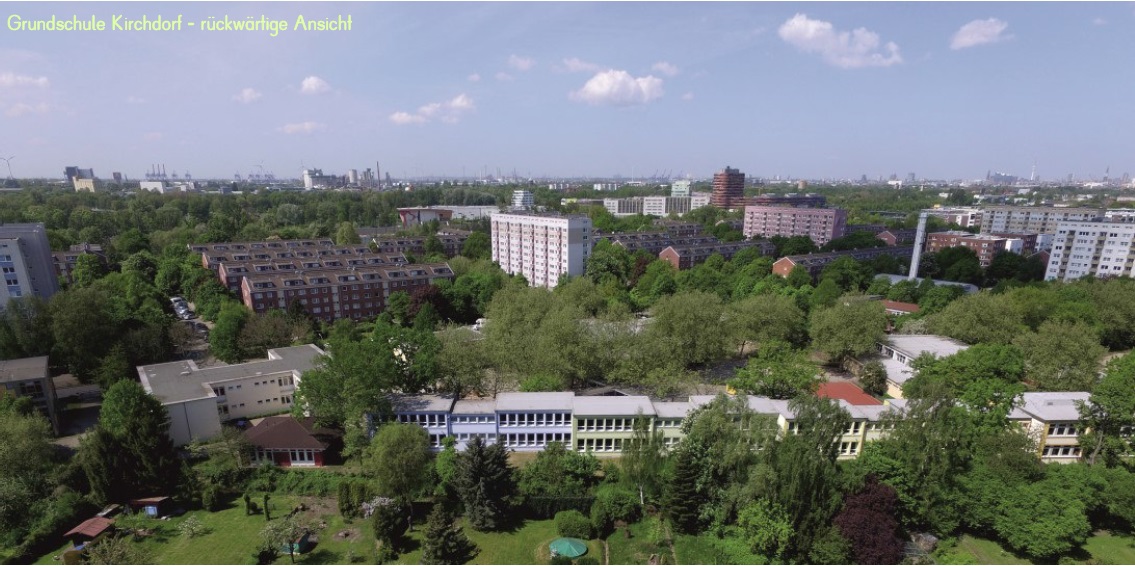 Foto der Schule von schräg oben. Im Hintergrund verläuft die Prassekstraße.