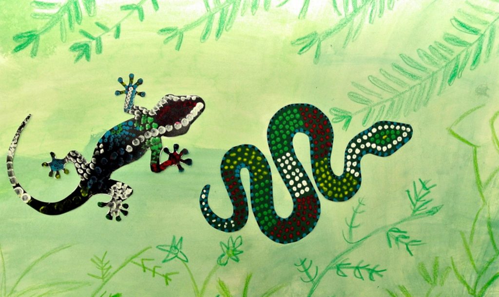 Ein Gecko und eine Schlange mit Punkten gemalt